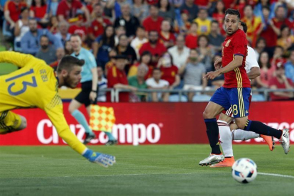 David de Gea  junto al defesa Jordi Alba, instantes antes del gol marcado por el centrocampista de Georgia Tornike Okriashvili.-EFE