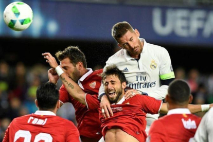 Sergio Ramos se alza por encima de Nicolas Pareja, en el encuentro entre el Real Madrid y el Sevilla de la Supercopa de Europa.-JONATHAN NACKSTRAND / AFP