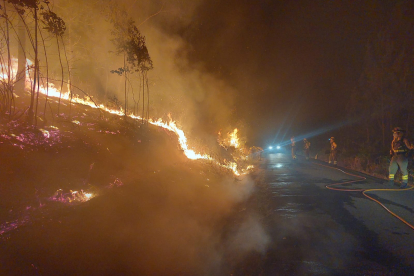 La BRIF de Lubia, luchando contra el incendio forestal de Boiro. BRIF LUBIA