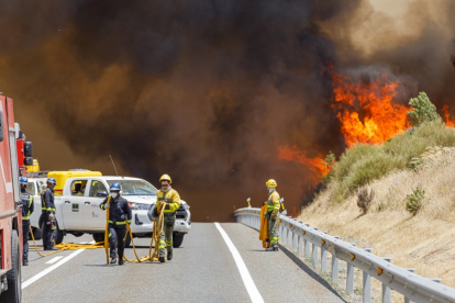 El incendio declarado en Segovia que ha obligado a cortar la N-110 y a desalojar una localidad. ICAL