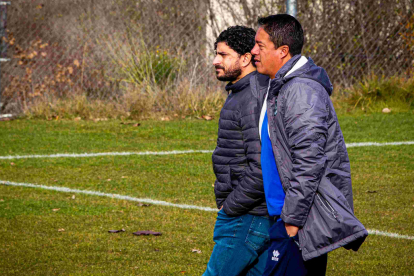 Roberto Arroyo junto a Rubén Andrés en la Ciudad Deportiva del Numancia en septiembre del año pasado. MARIO TEJEDOR