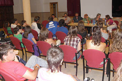 Imagen de los asistentes a la reunión de ayer. / CHUSJA ANDRÉS-