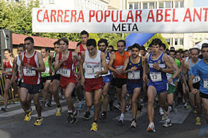 Varios atletas durante la edición del año pasado de la Popular Abel Antón. / VALENTÍN GUISANDE-