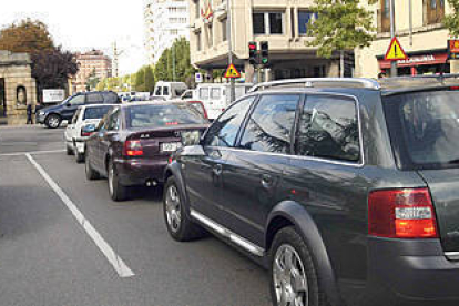 El tráfico rodado es la principal causa de la contaminación del aire en las ciudades. / VALENTÍN GUISANDE-
