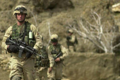 Soldados estadounidenses patrullan en el valle del río Baghran, en Afganistán, en febrero del 2003.-AARON FAVILA (AP)