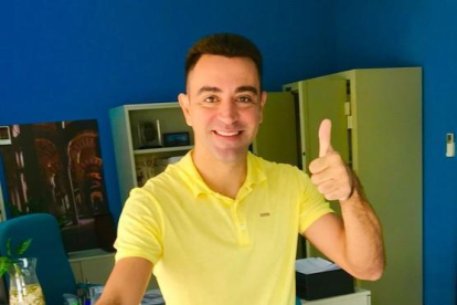 El exjugador del Barça Xavi Hernández votando en la embajada española en Doha vestido de amarillo-/ PERIODICO