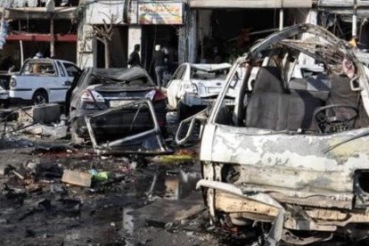 Imagen facilitada por la agencia oficial de noticias siria SANA en que se ve el lugar de las explosiones han causado 24 muertos en Homs.-SANA