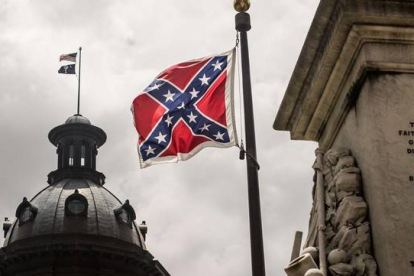 La bandera confederada ondea junto al Capitolio de Carolina de Sur, en Columbia, este miércoles.-Foto:   AFP / SEAN RAYFORD