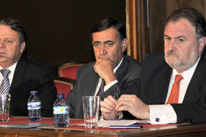 José María Tarragó, Antonio Pardo y Carlos Guillén durante la presentación. / VALENTÍN GUISANDE-