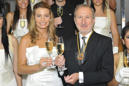 Pedro Bonet, miembro del consejo de administración del grupo vitivinícola, brinda con una copa con Carla Goyanes, elegida reina del cava Freixenet 2010 en San Sadurní d’Anoia.-