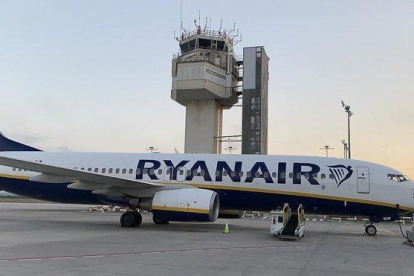 Ryanair amenaza con cerrar la base del aeropuerto de Gerona.-JOSEP GARCIA (EL PERIÓDICO)