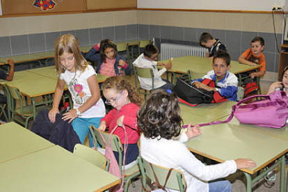 Escolares olvegueños en su primer día de curso. / VALENTÍN GUISANDE-