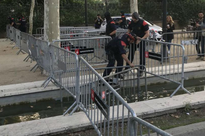 Los Mossos se han encargado de vallar el perímetro del parque de la Ciutadella.-XABIER BARRENA