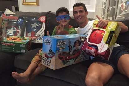 Cristiano Ronaldo, con su hijo, el día de Reyes.-INSTAGRAM