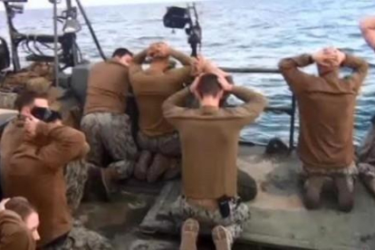 Foto difundida por la agencia estatal irani IRIB de los marinos estadounidenses bajo captura.-AP / IRIB