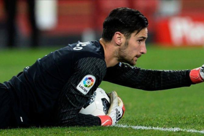 Sergio Rico, portero estrella del Sevilla.-AFP / CRISTINA QUICLER