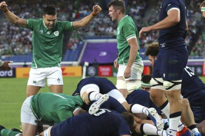 Los jugadores de Irlanda celebran su triunfo ante Escocia en Japón.-