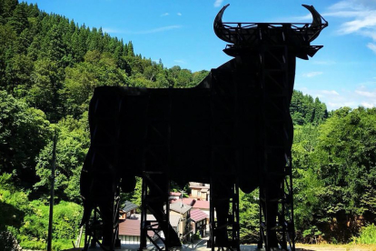 El toro de Osborne construido en Japón por Santiago Sierra /-FLY ME TO THE MOON