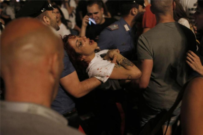 Una chica herida en la estampida de la plaza de San Carlo de Turín.-AFP