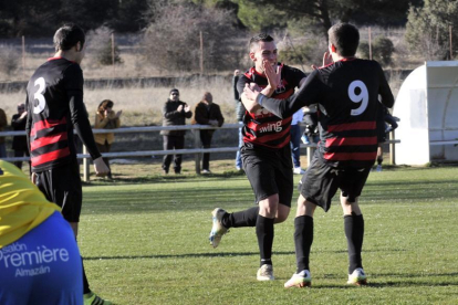 Dos jugadores del Tardelcuende, vigente campeón de la Liga Provincial, celebran un gol durante un partido.-MARÍA FERRER