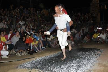 Uno de los pasadores en la noche de San Juan en San Pedro Manrique. / V. G.-