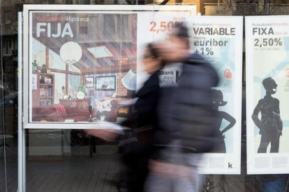 Publicidad de hipotecas fijas y variables en una oficina de Kutxabank en Barcelona.-FERRAN NADEU