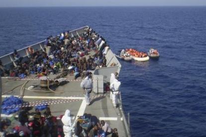 Refugiados rescatados por la fragata Navarra.-