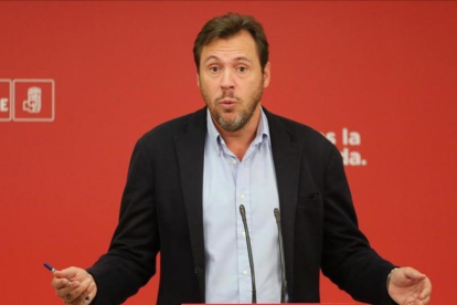 El portavoz del PSOE, Óscar Puente, este lunes en la sede del partido.-JUAN MANUEL PRATS