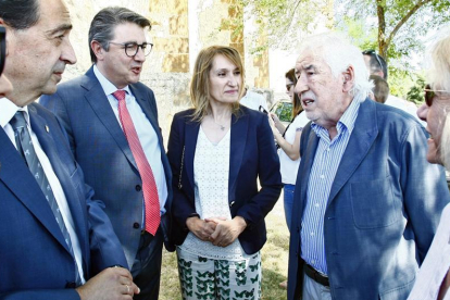 Rocío Lucas asistió ayer a la romería de La Blanca en Cabrejas del Pinar-M.T.