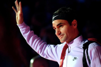 Roger Federer saluda en el O2 Arena de Londres.-REUTERS/ TONY O BRIEN