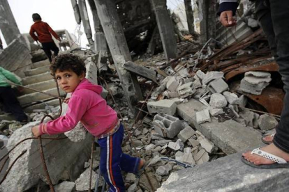 Un niño palestino camina entre los escombros de una vivienda destruida en el barrio de Shejaeiya, en Gaza, el 23 de febrero.-Foto:   EFE / MOHAMMED SABER