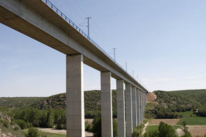 Viaducto del AVE en término de Arcos de Jalón. / MALAYA-