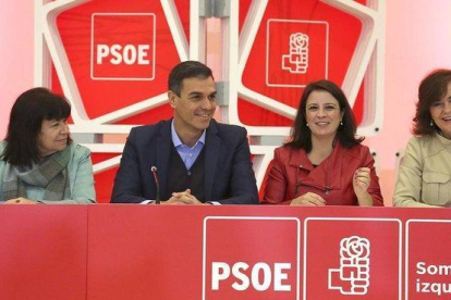 Cristina Narbona, Pedro Sánchez, Adriana Lastra y Carmen Calvo, este lunes durante la Ejecutiva del PSOE.-DAVID CASTRO