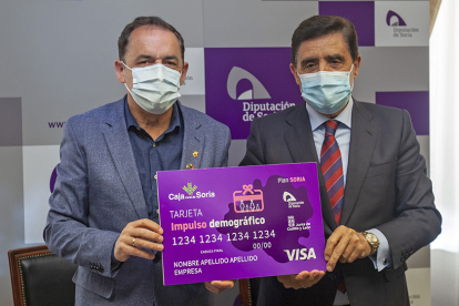 Benito Serrano y Carlos Martínez en la presentación de la tarjeta para el  cheque bebé - MARIO TEJEDOR