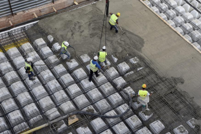 Operarios durante su jornada laboral.-Valentín Guisande