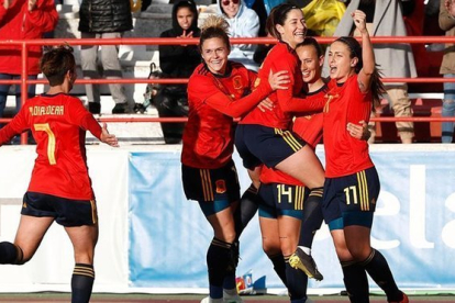 Las jugadoras españolas celebran el primer gol, de Alexia Putellas.-