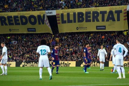 Pancartas en el clásico jugado en el Camp Nou el 6 de mayo del 2018.-JOSEP LAGO (AFP)