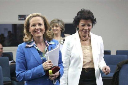 La ministra de Economía, Nadia Calviño, junto a la ministra portavoz, Isabel Celáa, antes del inicio de la rueda de prensa posterior al Consejo de Ministros.-DAVID CASTRO