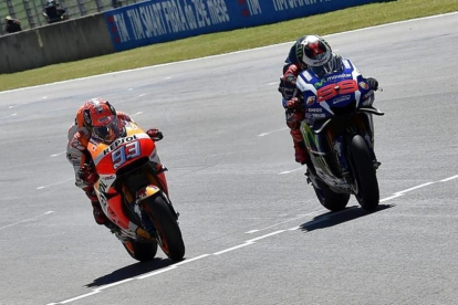 Jorge Lorenzo, a la derecha, rebasa en la misma línea de meta a Marc Márquez en la carrera de Moto GP del circuito de Mugello-EFE / ETTORE FERRARI