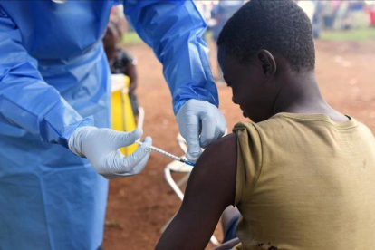 Un joven es vacunado contra el ébola por un médico congoleño.-OLIVIA ACLAND (REUTERS)
