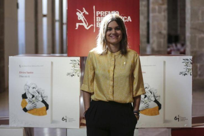 La escritora Elvira Sastre, ganadora del Premio Biblioteca Breve, este lunes.-DANNY CAMINAL