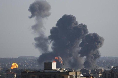 Bombardeos israelíes sobre la ciudad de Gaza este sábado 4 de mayo.-KHALIL HAMRA (AP)