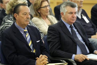 El exalcalde de Marbella, Julián Muñoz y el asesor urbanístico, Juan Antonio Roca, durante el juicio en la Audiencia Nacional por el caso Saqueo II en abril del 2013.-EFE