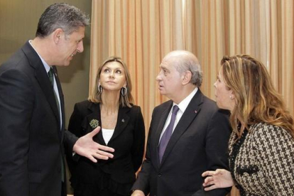 El ministro del Interior, Jorge Fernández Díaz, junto a Xavier García Albiol, María de los Llanos de Luna y Alicia Sánchez-Camacho.-EFE / MARTA PÉREZ