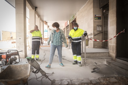 Ana Alegre con dos operarios en las obras de la calle Sagunto. GONZALO MONTESEGURO
