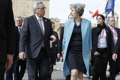 Juncker y May, en La Valeta.-REUTERS / YVES HERMAN