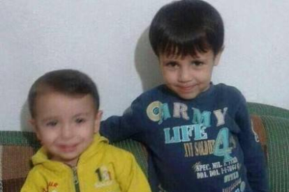 El niño sirio Aylan, de 3 años, y su hermano mayor Galip, de 5, ríen mientras juegan con un osito de peluche.-TWITTER