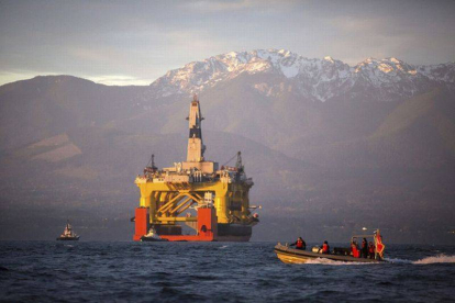 Plataforma petrolífera frente a las costas del estado de Washington, el pasado abril.-Foto: AP / DANIELLA BECCARIA
