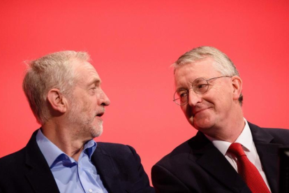 Jeremy Corbyn (izquierda) y el portavoz de Exteriores del Partido Laborista, Hilary Benn, el pasado septiembre.-AFP / LEON NEAL