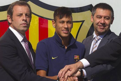 Neymar, entre Sandro Rosell y Josep Maria Bartomeu, el 3 de junio del 2013, día en que se formalizó su fichaje por el Barça.-Foto: JORDI COTRINA